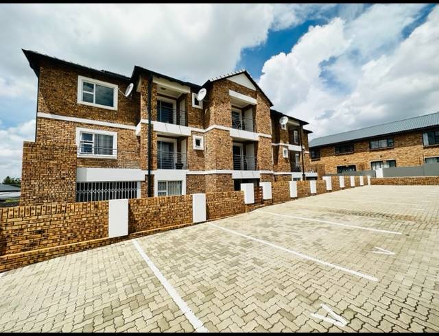 2 BEDROOM TOWNHOUSE FOR SALE IN ALBEMARLE